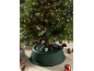 Beleuchteter künstlicher Weihnachtsbaum mit grünem Ständer und festlicher Dekoration.