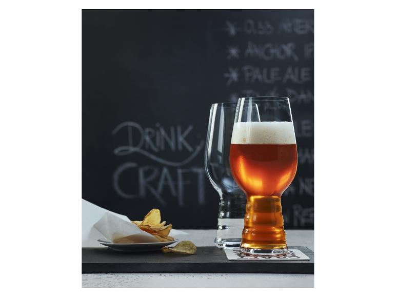 Craft Bier in Gläsern, Chips daneben.