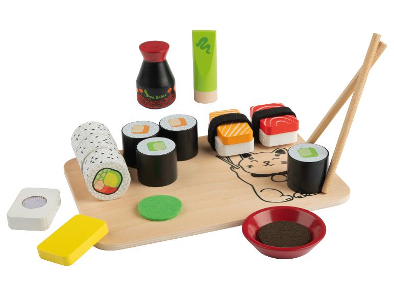 Hölzernes Spielzeug in Form von Sushi, Sojasauce und Stäbchen.