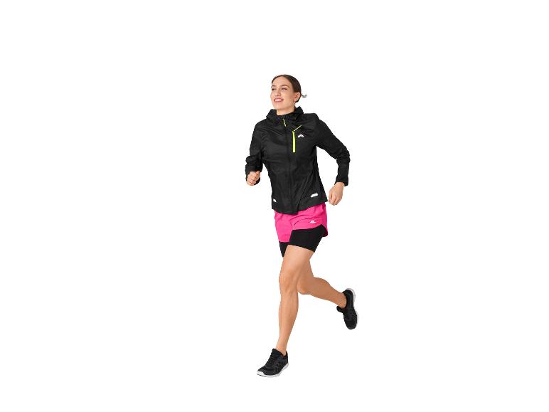 Frau beim Laufen, schwarze Jacke, rosa Shorts, Sportkleidung.
