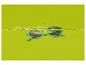 Grüne Sonnenbrille schwimmt im Wasser vor einem lindgrünen Hintergrund.