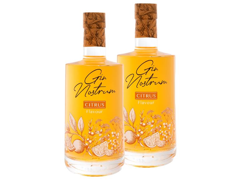 Zwei Gin-Flaschen mit Zitrusgeschmack und botanischen Mustern.