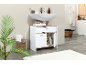 Badezimmermöbel mit Waschbecken, Schrank und Badaccessoires.