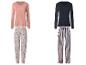 Zwei Pyjama-Sets: eines mit pfirsichfarbenem Oberteil und Blumenhose, eines mit marineblauem Oberteil und gestreifter Hose.