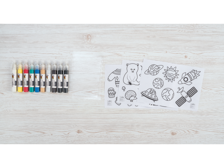 Bunte Fensterfarben und Schablonen mit Tier- und Weltraumdesigns.