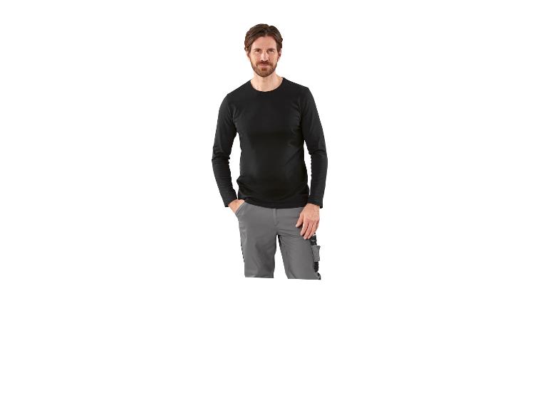 Mann in schwarzem Langarmshirt und grauer Arbeitshose.
