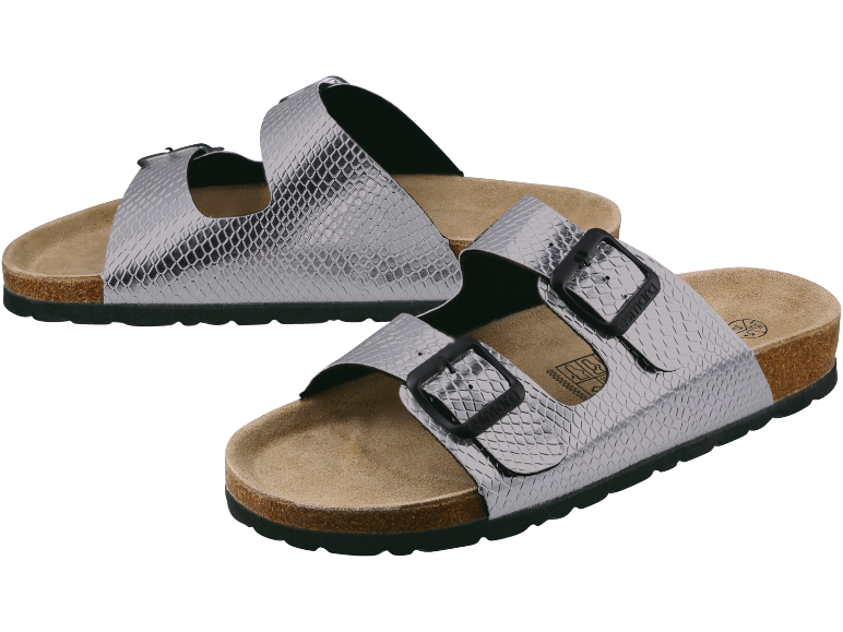 Silberne Zweiriemen-Sandalen mit Schlangenleder-Textur und schwarzen Schnallen.