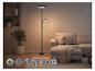 LED-Stehleuchte mit Leselampe in einem gemütlichen Wohnzimmer mit Sofa und Regal.