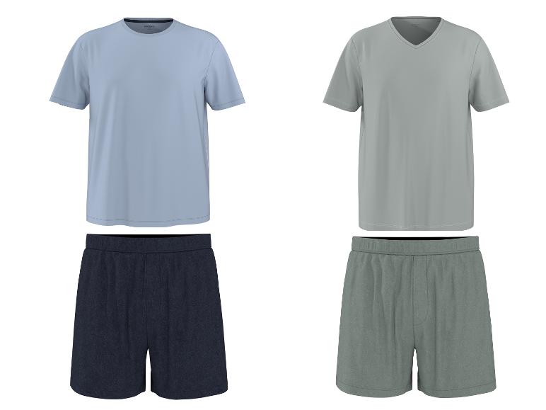 Zwei Herren-Pyjama-Sets mit T-Shirts und Shorts in Hellblau und Grau.