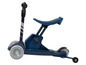 Ein blauer Scooter mit Sitz und Rädern.