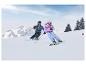 Kinder in CRIVIT Skijacken beim Skifahren auf einer verschneiten Piste.