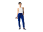 Frau in weißem Tanktop, blauer Jogginghose und Turnschuhen, die eine Hantel hält.