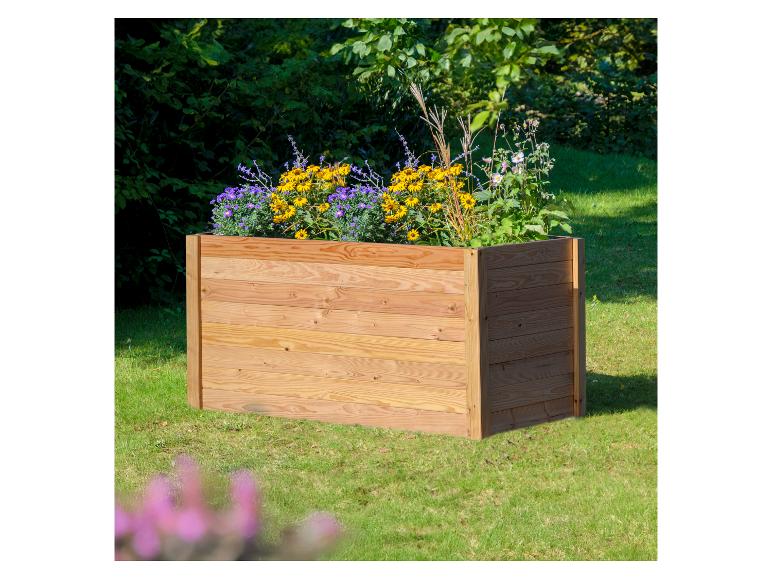 Hölzerner Pflanzkasten gefüllt mit gelben und lila Blumen in einer Gartenumgebung.