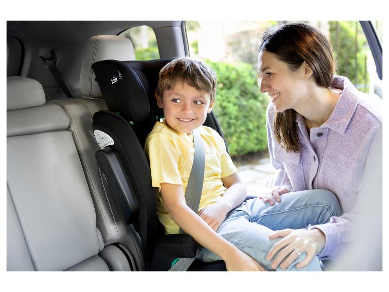 Lächelnde Mutter und Kind in einem Kindersitz im Auto.