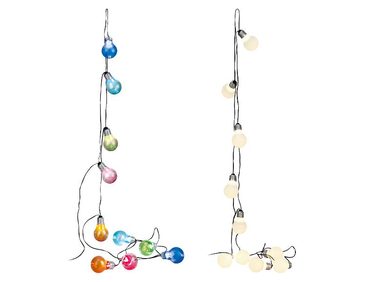 Lichterkette mit bunten und weißen Glühbirnen.
