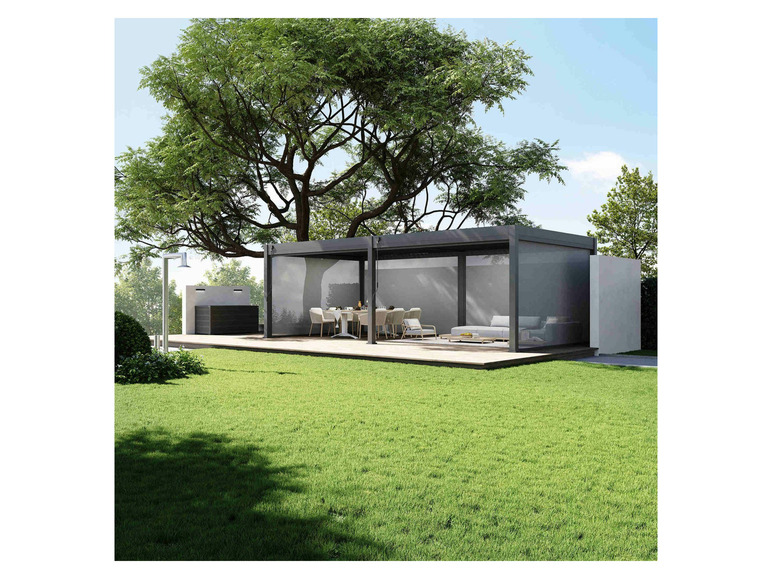 Eine moderne Pergola mit Glaspaneelen und einer Lounge-Sitzgruppe auf einer Holzterrasse.