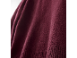 Nahaufnahme eines weichen, weinroten Strickpullovers mit Rippbündchen.