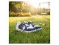 Kindersneaker mit Autodesign auf grünem Gras mit Pusteblumen und Spielplatz im Hintergrund.
