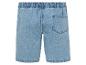Hellblaue Jeans-Shorts.