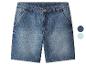 Blaue Jeans-Shorts mit Vordertaschen und Knopfverschluss, gezeigt mit zwei Farbmustern.