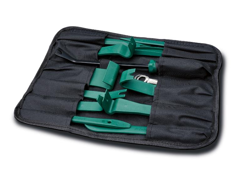 Schwarze Rolltasche mit grünen Verkleidungswerkzeugen und einem Metall-Ringschlüssel.