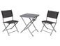 Zwei Klappstühle und ein Tisch mit schwarzer Tischplatte.