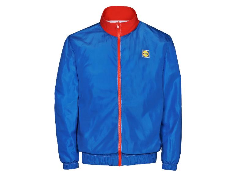 Blaue Sportjacke mit rotem Reißverschluss und Kragen, mit Logo auf der Brust.