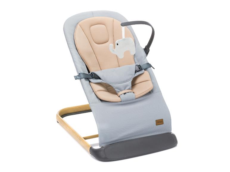 Hellgraue Babywippe mit beigem Einsatz, Holzgestell und Elefantenspielzeug.