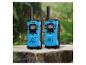 Zwei blaue Walkie-Talkies mit schwarzen Akzenten, auf einem Baumstamm im Freien.