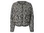 Jacke mit Leopardenmuster und schwarzen Akzenten.