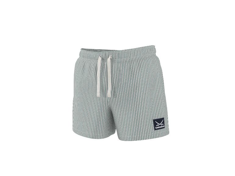 Gestreifte Herren-Shorts mit Kordelzug und einem Aufnäher am rechten Bein.