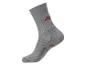 Graue Sportsocke mit rotem Logo und strukturierten Zonen.