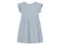 Hellblaues Mädchenkleid mit Punkten, sommerlicher Stil.