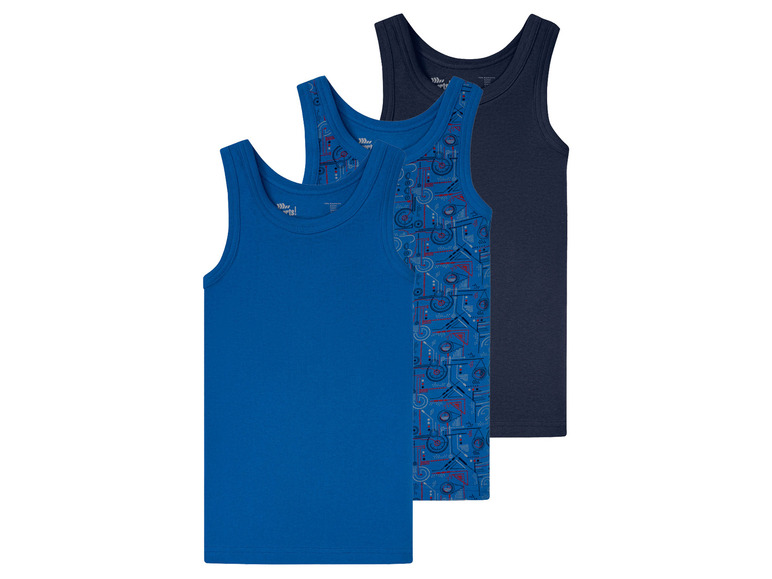 Drei blaue Unterhemden für Jungen, eines mit geometrischem Muster.