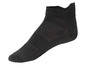 Eine schwarze Sport-Socke mit Netz-Muster.