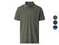 Dunkelgrünes Poloshirt mit weißen Details an Kragen und Ärmeln, mit Farbmustern daneben.