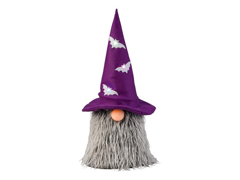 Halloween-Gnom mit lila Hut und leuchtenden Fledermäusen.