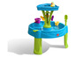 Ein Step2 Wassertisch mit einer Wassermühle und Spielzeug für Kinder.