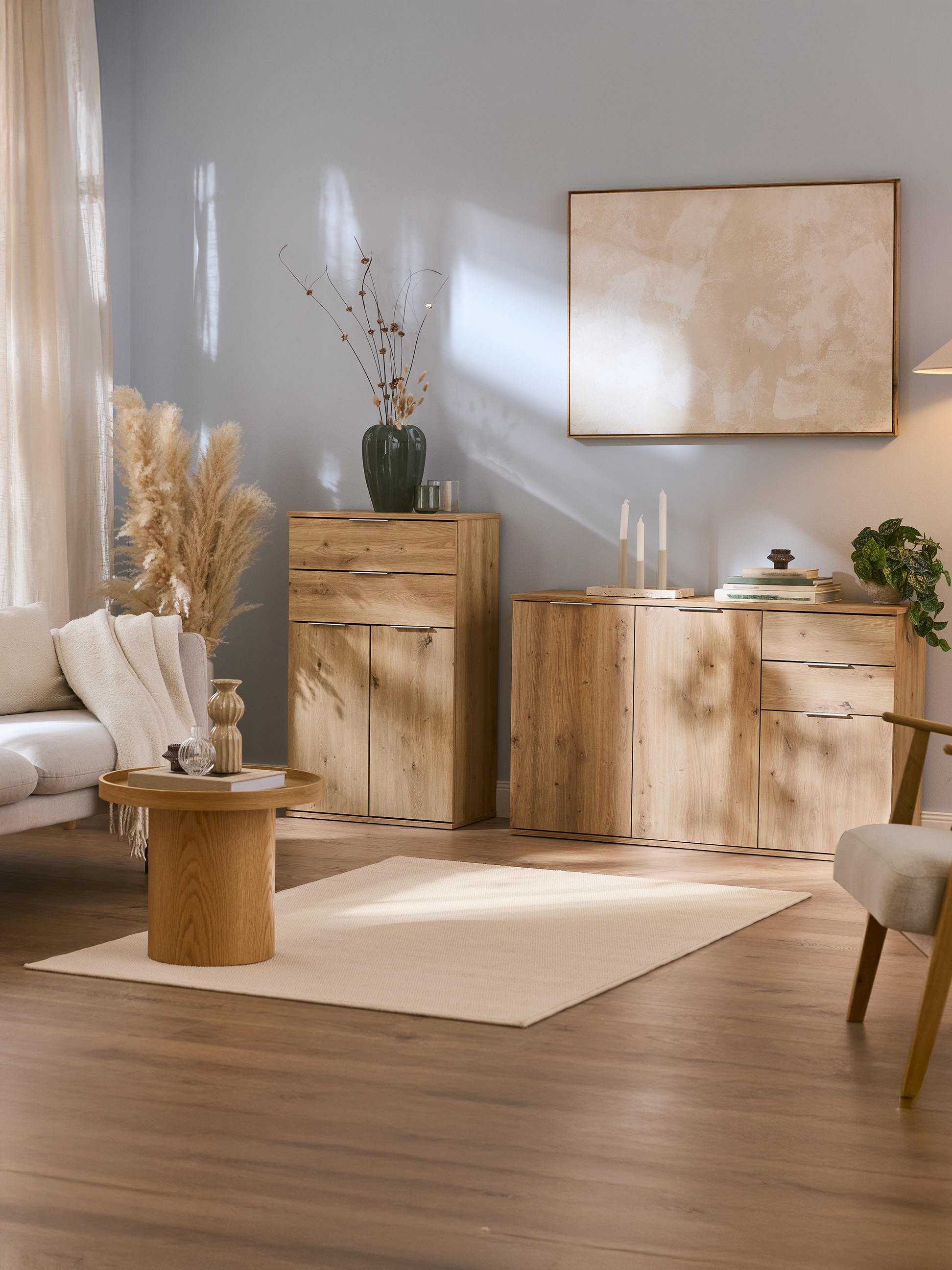 Wohnzimmer mit Holzschränken, Sofa, Couchtisch und neutraler Dekoration.