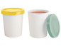 Zwei weiße Becher mit gelbem und grünem Deckel.