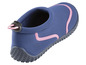 Blaue Wasserschuhe mit rosa Akzenten und einem schwarzen Zugband.