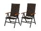 Zwei braune Rattan-Klappgartenstühle mit Holzarmlehnen.