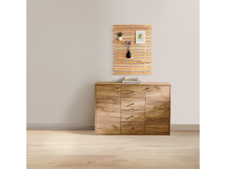 Livarno variables Wandregal aus Holz mit Kommode, Pflanzen und Büchern in einem hellen Raum.
