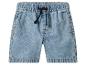 Hellblaue Jeans-Shorts mit elastischem Bund und schwarzem Kordelzug.