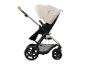 Beiger und schwarzer Kinderwagen mit braunem Griff und Einkaufskorb.