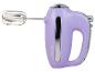 Ein lilafarbener Handmixer von Bergner mit einem Schneebesen.
