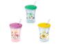 Drei Kinder-Trinkbecher mit Strohhalm, mit grünen, rosa und gelben Deckeln und Tiermotiven.