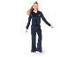 Mädchen in dunkelblauem Velours-Trainingsanzug mit Kapuzenjacke und weiter Hose