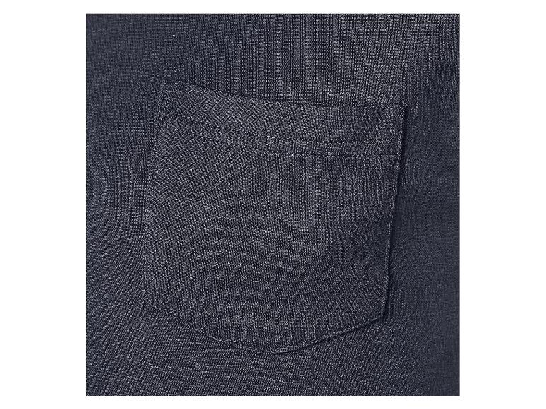 Nahaufnahme eines dunkelblauen T-Shirts mit Brusttasche.