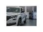Skoda Karoq und Goodyear Reifen in einer Garage.